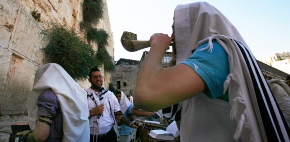 הכותל המערבי ירושלים תפילות יום כיפור דתיים שופר / צלם: רויטרס